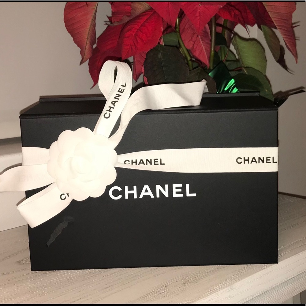 Chanel box Camilla flower ribbon